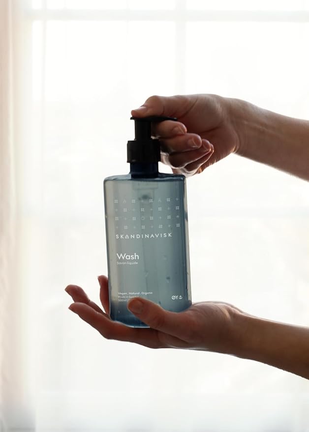 Skandinavisk ØY ‘Island' Hand & Body Wash, Scent notes: Crabapple and dog rose - Image 2