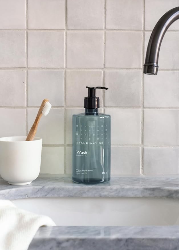 Skandinavisk ØY ‘Island' Hand & Body Wash, Scent notes: Crabapple and dog rose - Image 3